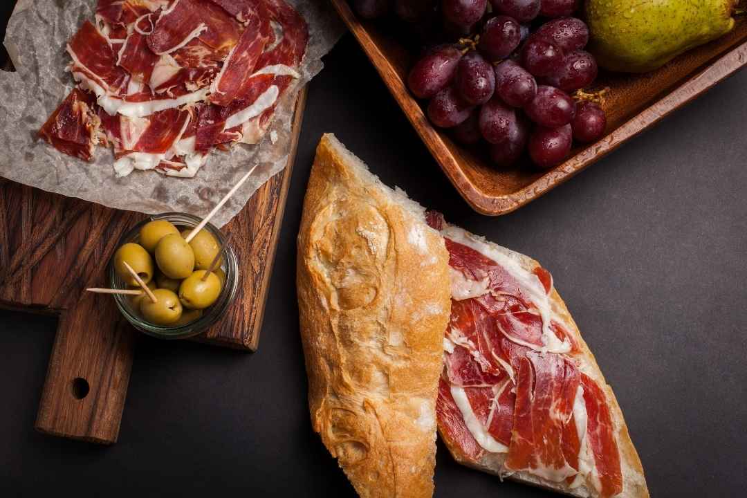 ¡Disfruta del sabor auténtico del jamón ibérico con el maletín gourmet de Navidul! 5 Moncloa Características destacadas del maletín de Navidul